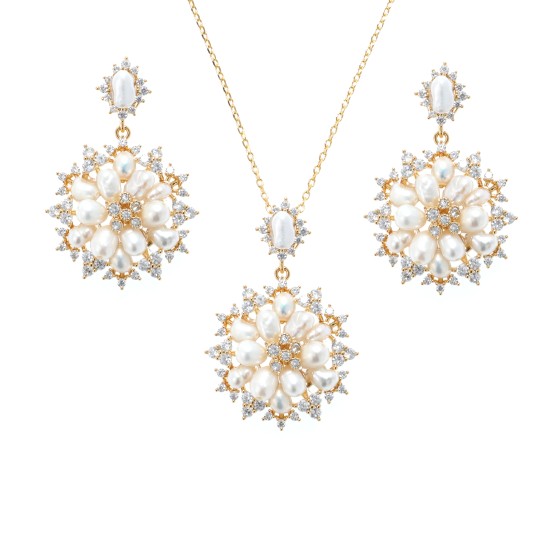 A small set, delicate plated with gold,studded with zircon stones, and beautiful pearls.